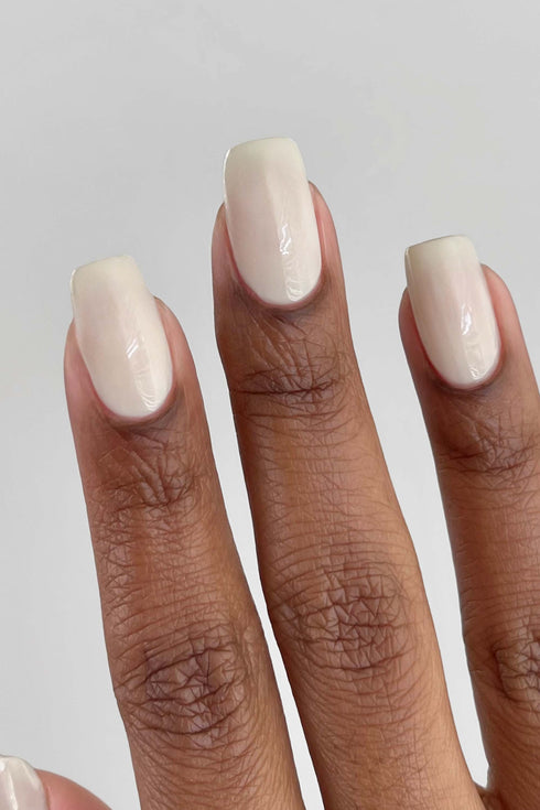 MILK GLASS NAGELLAK
